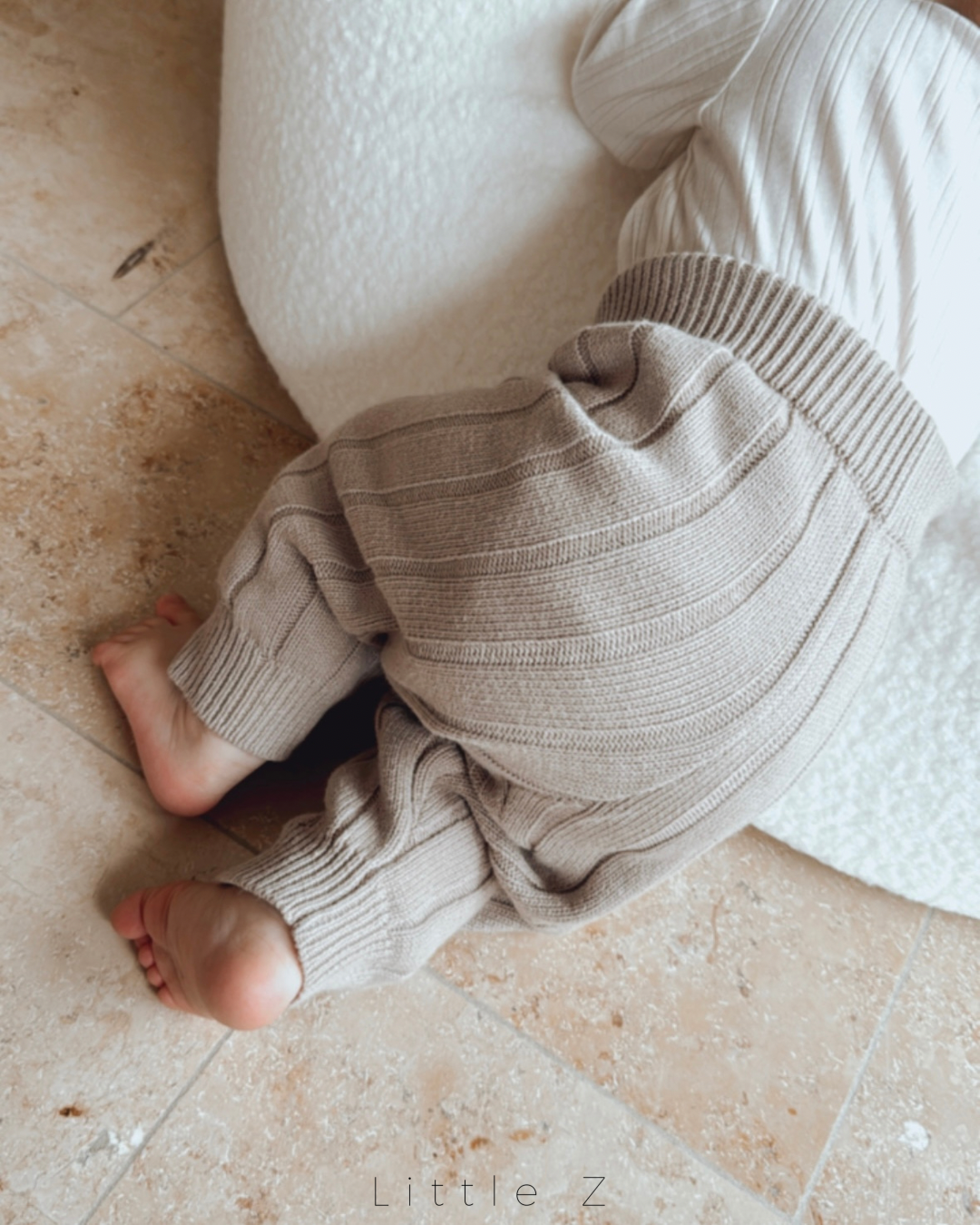 Babybroek ook beschikbaar in de kleur taupe gemaakt van 100% katoen